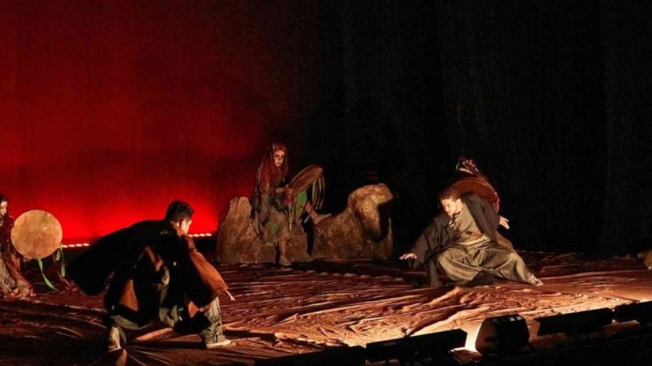 Gaziantep Şehir tiyatrosu "Beşinci mevsim efsanesi oyunuyla perde açtı