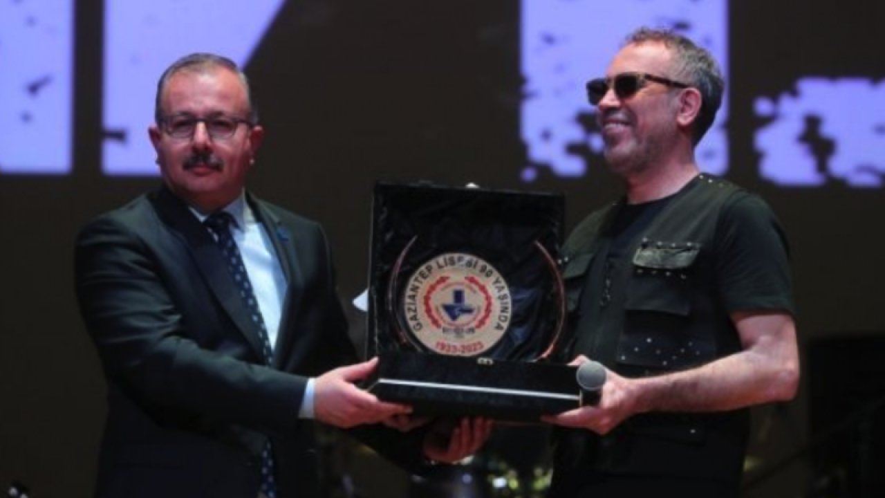 Haluk Levent'ten Gaziantep’e Jest! Haluk Levent Gaziantep'te Ücresiz Sahne Aldı!