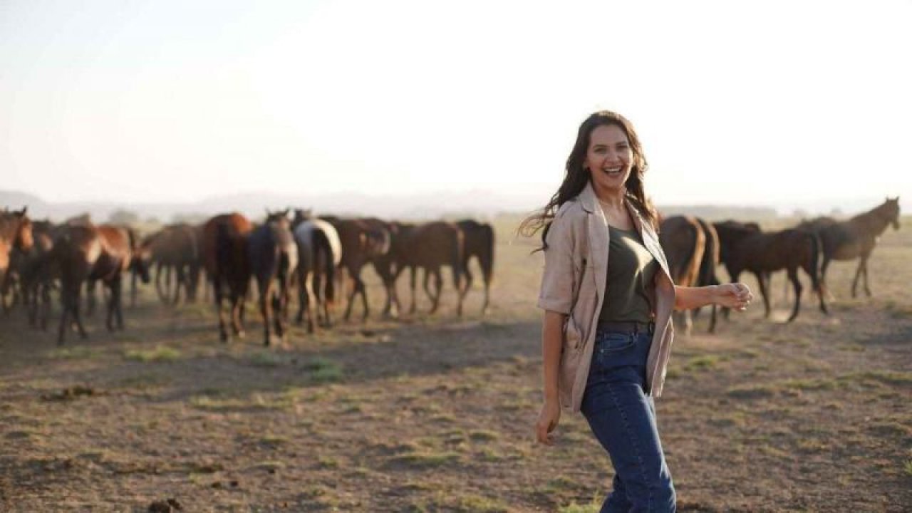 Gönül Dağı dizisinin Dilek’i Gülsim Ali İlhan bambaşka bir karaktere büründü! Yeni dizisi Al Sancak ile herkesi şaşkına çevirdi! Meğer…