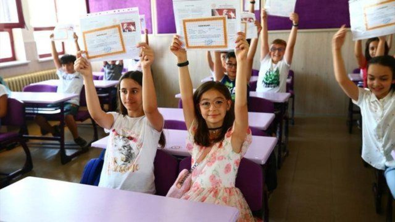 Çocuklar Heyecanlı, Veliler Mutlu: 2022-2023 Eğitim Ve Öğretim Sezonu İlk Dönemi Sona Erdi! Karneler O Saatte Dağıtıldı!