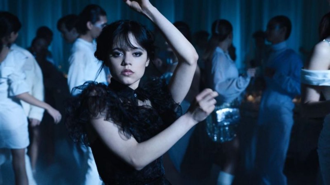 İzlenme rekorları kırmaya bir türlü doyamamıştı! Netflix’in Amerikan yapımı Wednesday dizisi ikinci sezon onayını aldı! İşte tarihi