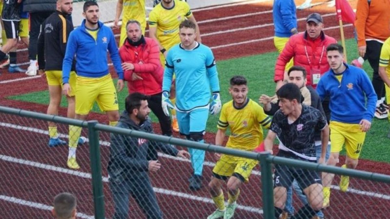 İzmir'de 'SAHA KARIŞIK' Maçtan sonra saha karıştı, taraftarlar sahaya girdi..Video Haber