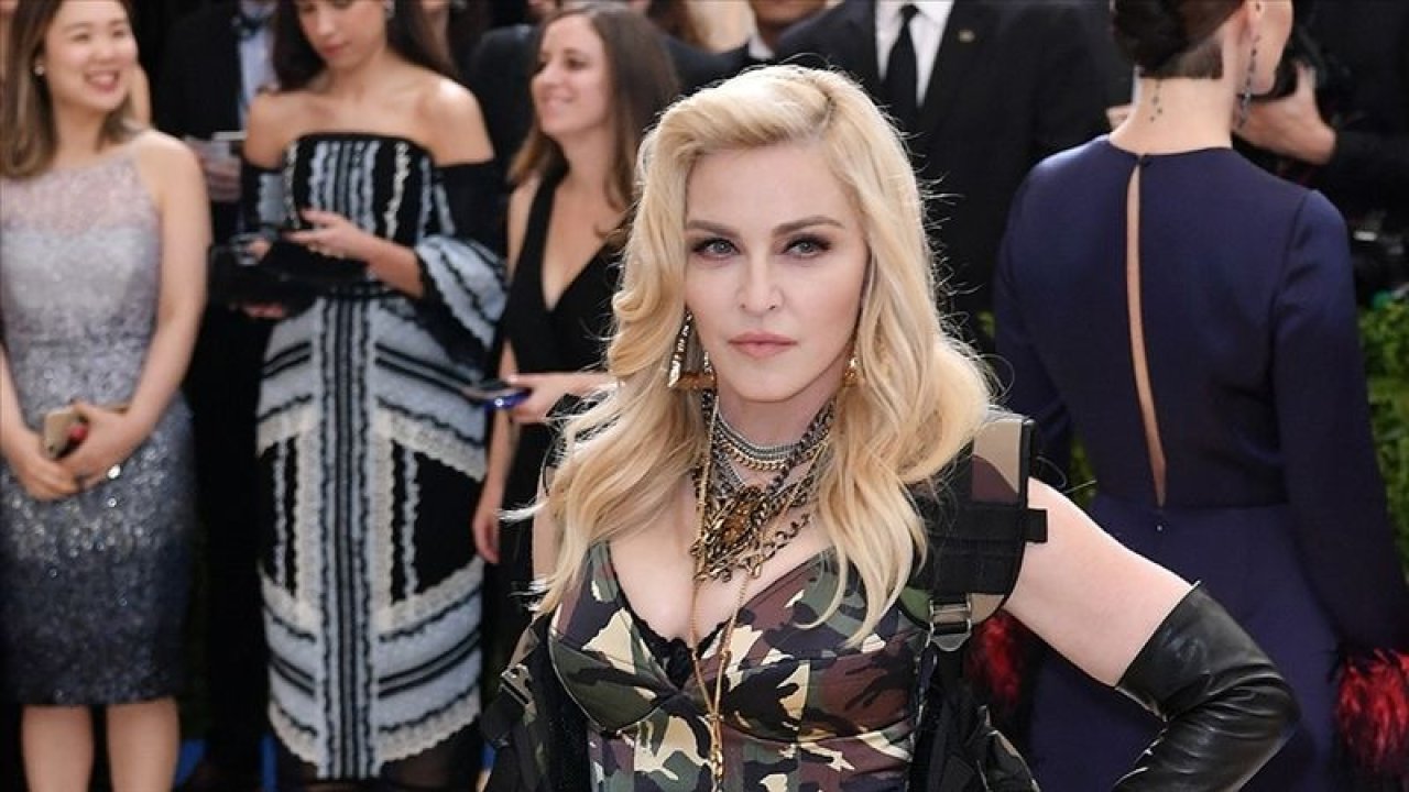 Hiç yaşlanmadığı düşünülüyordu, Madonna’nın yüzünü sıkılaştırmak için çatal kullandığı görüntüleri ortaya çıktı! Güzellik sırları bir bir ifşa oldu