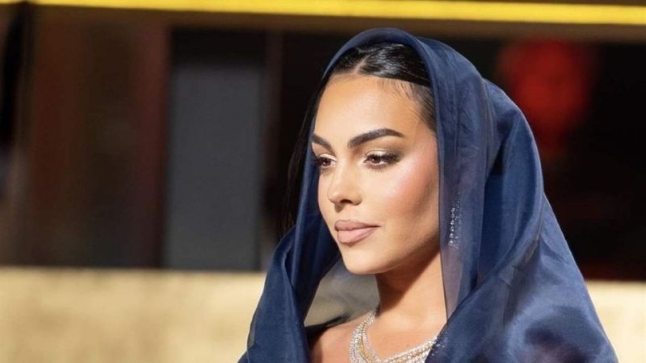 Cristiano Ronaldo’nun sevgilisi Georgina Rodriguez, Suudi Arabistan’a gitti! Kıyafeti, tarzı ve güzelliğiyle herkesi büyüledi! “Lacivert çok yakışmış…”