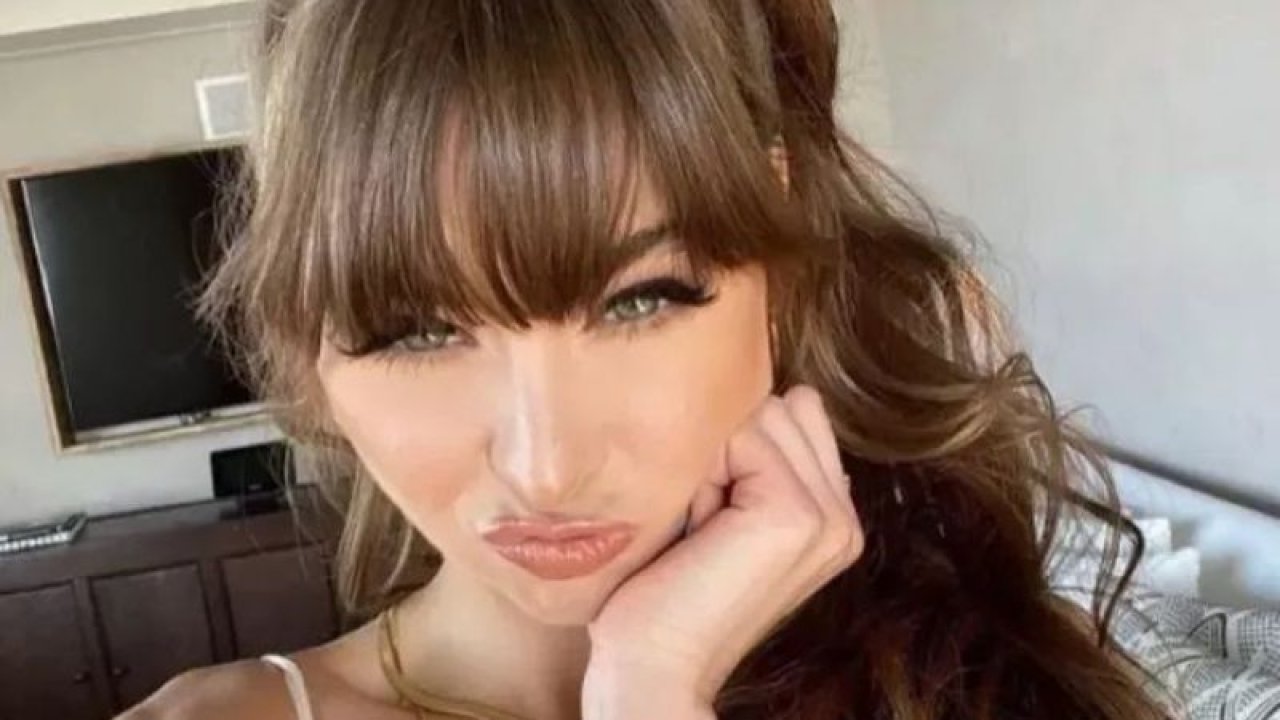 Eski Yetişkin Film Yıldızı Riley Reid Yine İç Çamaşırıyla Gündem Oldu! Arkasını Dönüp Verdiği Poz Çok Konuşuldu