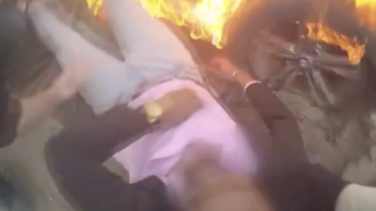 Alev alan araçtan saniyelerle kurtarıldı