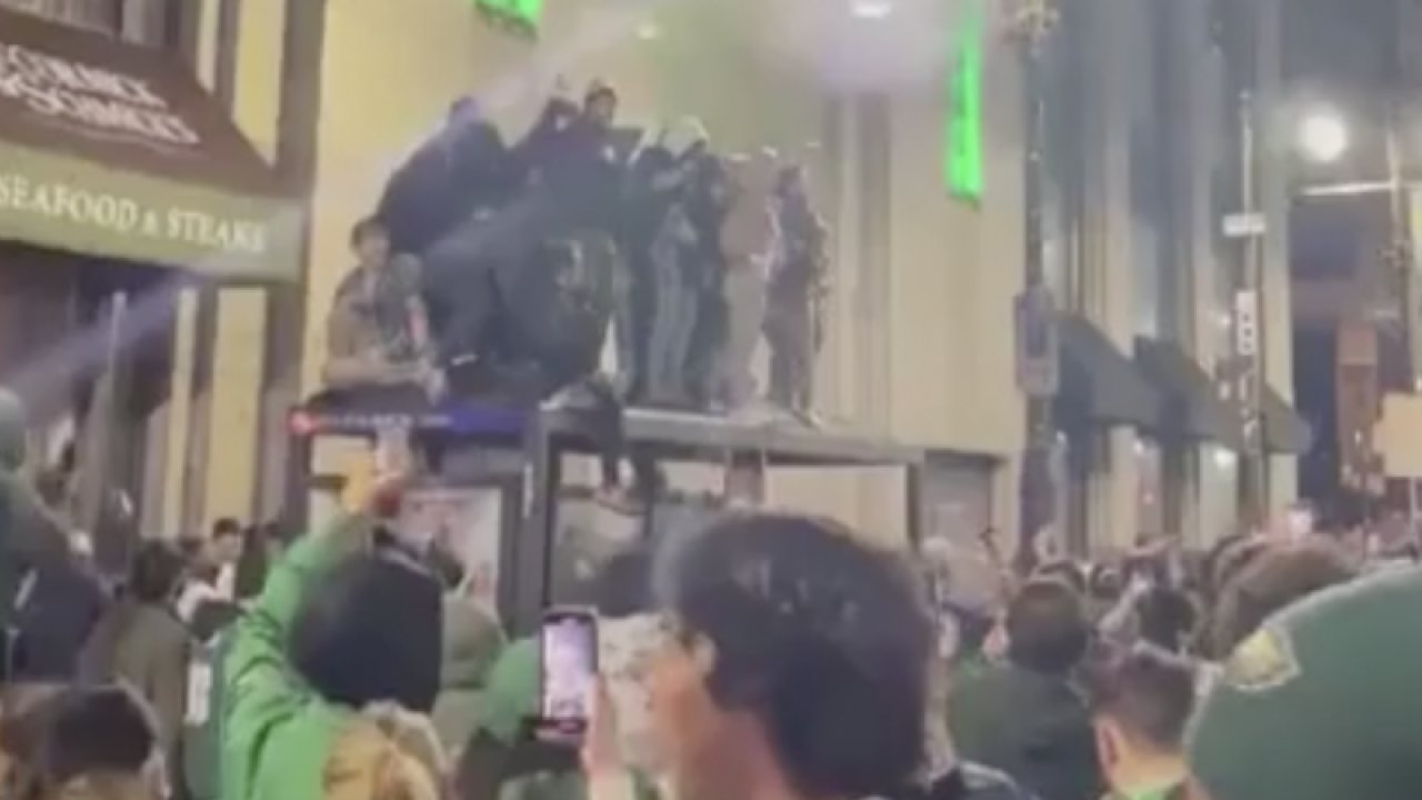 Taraftarların üzerine çıktığı otobüs durağı çöktü