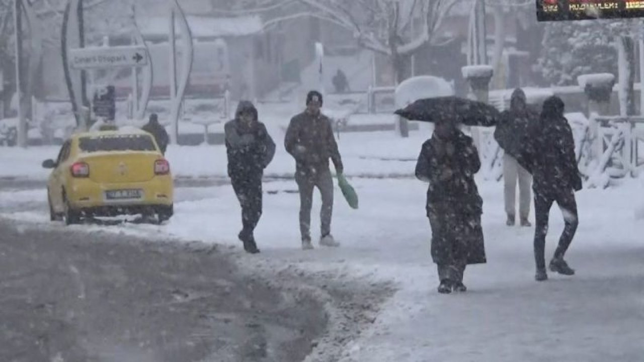 Gaziantep’te kar yağışı etkili oluyor... Gaziantep’te gece saatlerinde başlayan kar yağışı kenti tamamen beyaz bir örtüyle kapladı.