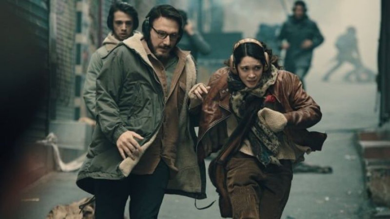 Herkes çok sevmiş; ünlü isimler bile övgü yağdırmıştı! Şevket Çoruh’un Sıcak Kafa paylaşımı kafaları karıştırdı: “Sıcak Kafa ikinci sezonu olacak mı?”