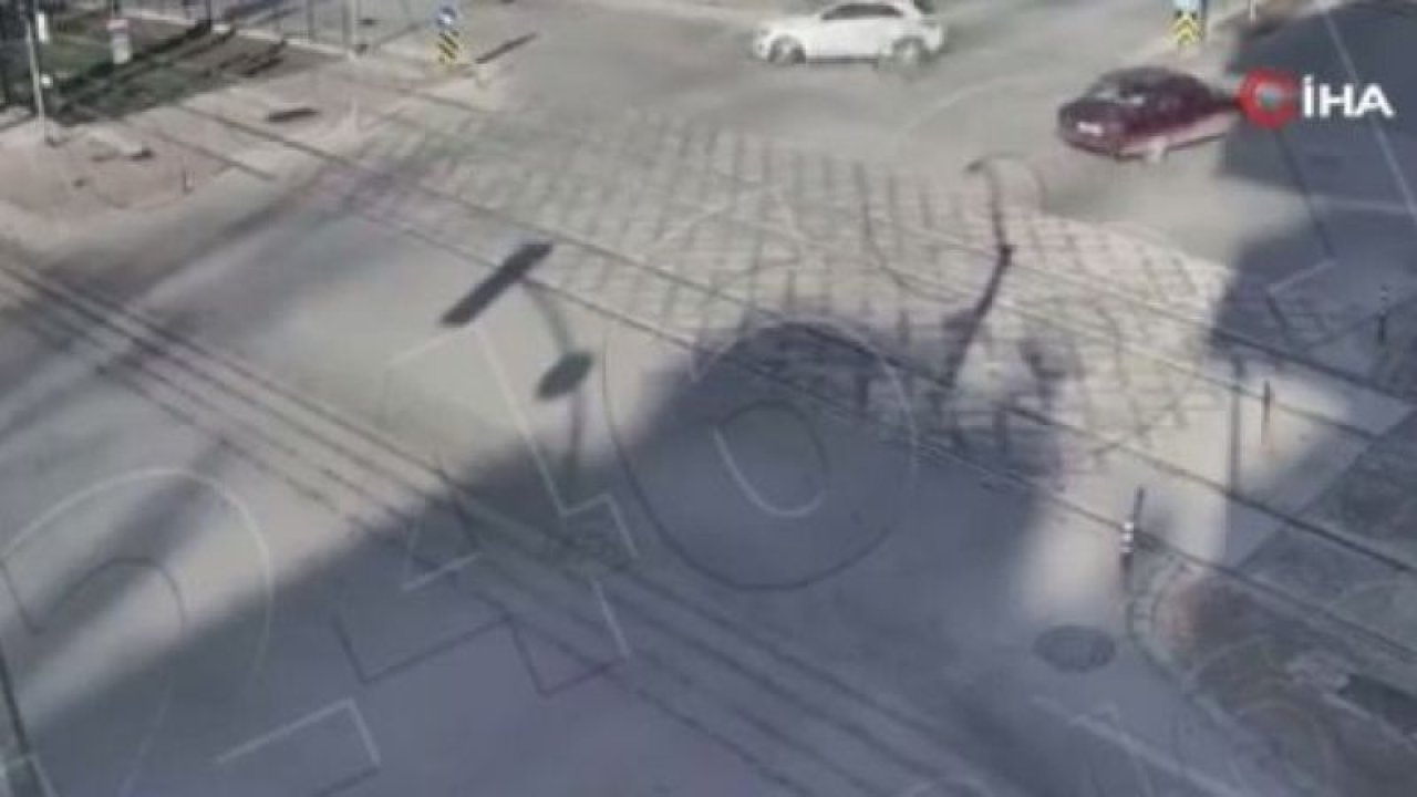 Gaziantep'te savrulan otomobilin altında kalmaktan son anda kurtuldular...İşte O Anlar