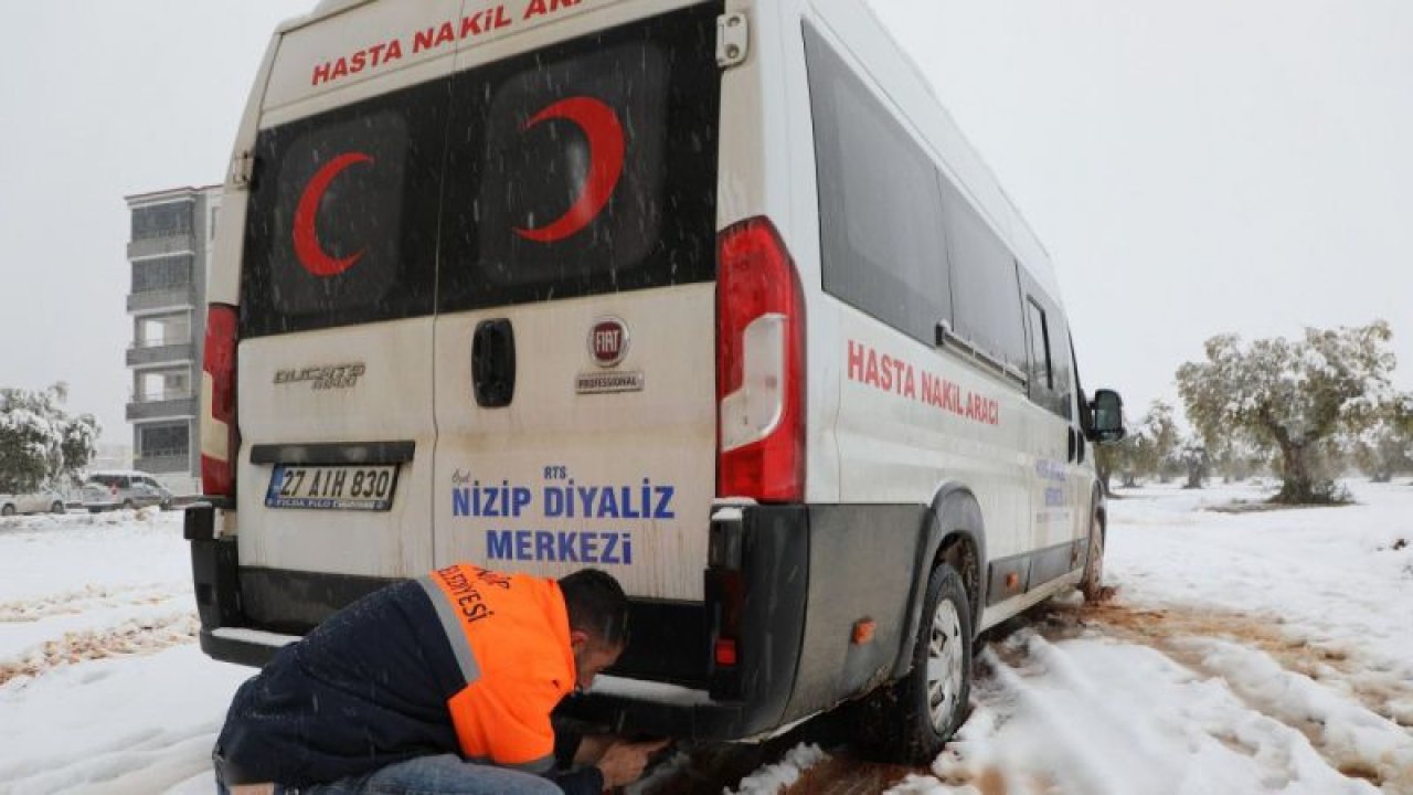 Gaziantep'te karda mahsur kalan hasta nakil aracı belediye ekiplerince kurtarıldı