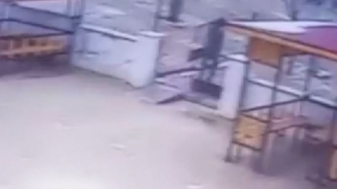 Gaziantep'te PES DEDİRTEN HIRSIZLIK! Güpegündüz sitenin demir kapısını çaldı... İşte O Anlar