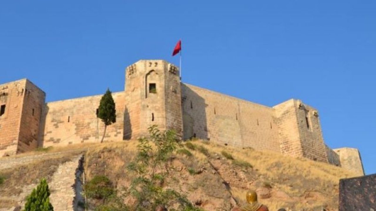 Yıllara dayandı, depreme dayanamadı! Gaziantep Kalesi’nin surları bu sabahki 7.4 büyüklüğündeki deprem nedeniyle yıkıldı! İşte o anlar…