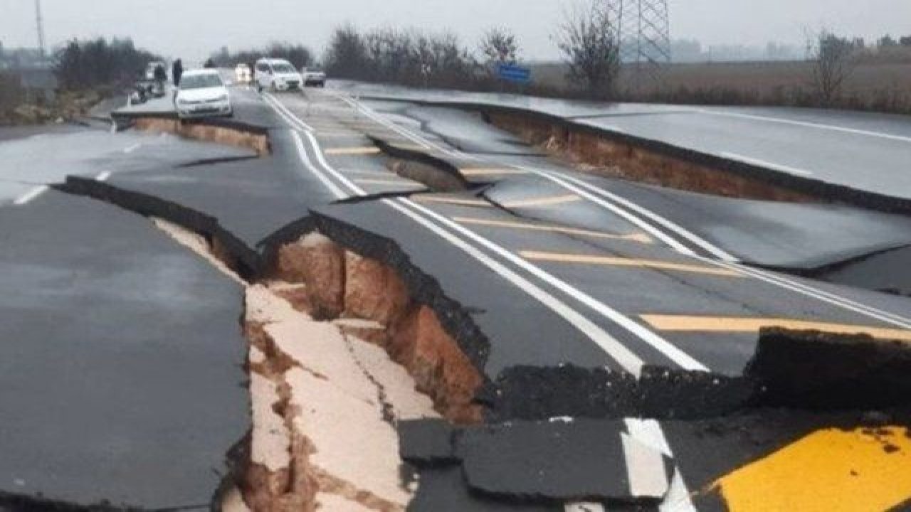 Son Dakika: Deprem Nedeni İle Yollar Kapandı! Yetkililer, Kapanan Güzergahları Tek Tek Açıkladı!