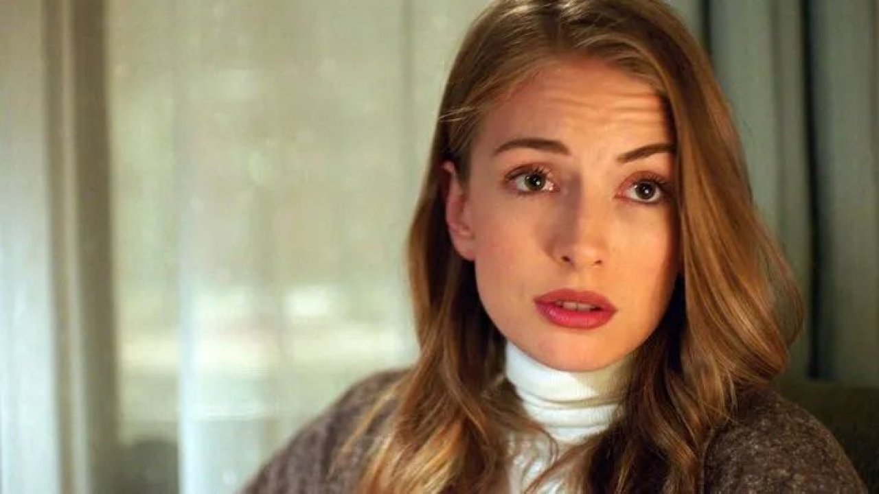 Dokuz Oğuz’un güzel albayı Yasemin Kay Allen’dan dekolteli pozlar geldi! Fotoğrafı gören, yoruma koştu: “Taş mübarek…”