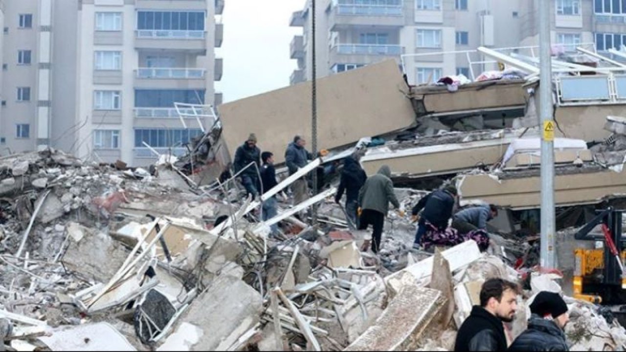 Gaziantep'te Mucizevi Kurtuluş! Bir Kadın, 34 Saat Sonra Enkazın Altından Çıkarıldı!