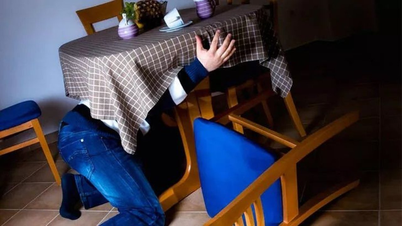 Deprem Sırasında Neler Yapılmalı? Deprem Anında Hayat Kurtaracak Yöntemleri Açıkladık!
