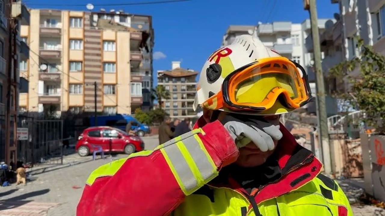 Enkazın Altından Küçük Bir Çocuğu Kurtaran Macar Kurtarma Ekibinin Lideri, Gözyaşlarını Tutamadı!