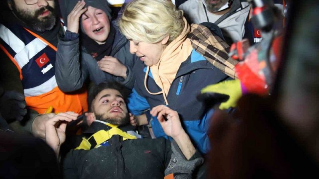 Gaziantep'te Yıkılan Gölgeler Apartmanı'ndan 94 saat sonra yürüyerek çıktı, enkaz altında yakınlarını bekleyenlere umut oldu... İşte O Anlar