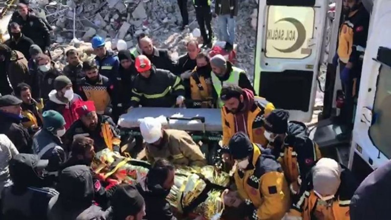 Gaziantep’in Nurdağı ilçesinde 29 saatlik karanlığın ardından gelen ‘Allah’ım şükürler olsun, güneşi gördüm” sesleri