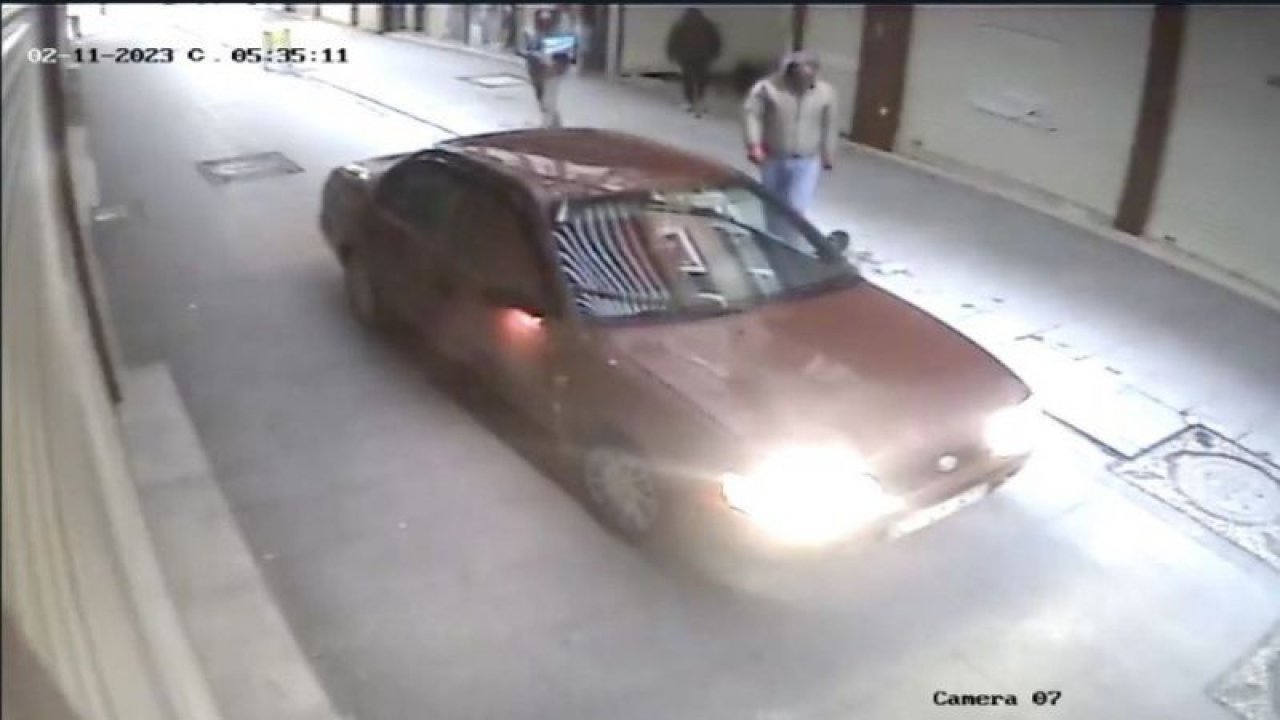 Gaziantep'te HIRSIZLAR DURMUYOR! Kepenklerini araçla çarpıp kırdıkları işyerini soydular... Video Haber