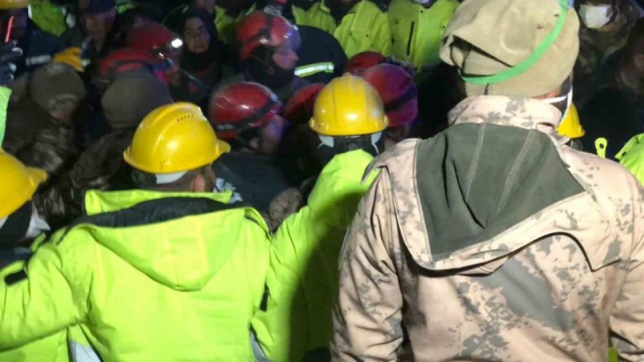 Gaziantep Nurdağı'nda Genç kız 159 saat sonra enkazdan sağ olarak çıkartıldı