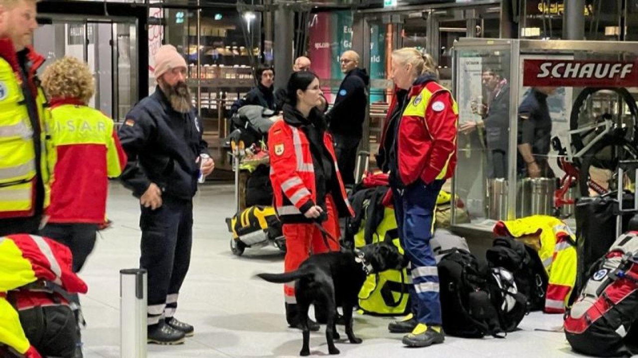 Alman Arama Kurtarma Ekibi Dönüşte Alkışlarla Karşılandı! Gurbetçiler Ekibe Havaalanında Çiçek Verdi!