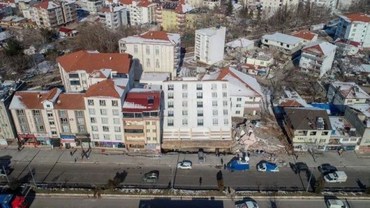 Adıyaman’da Depremde Yan Yatan Binanın Daha Bir Yıllık Olduğu Ortaya Çıktı! Görenleri Şok Etti!