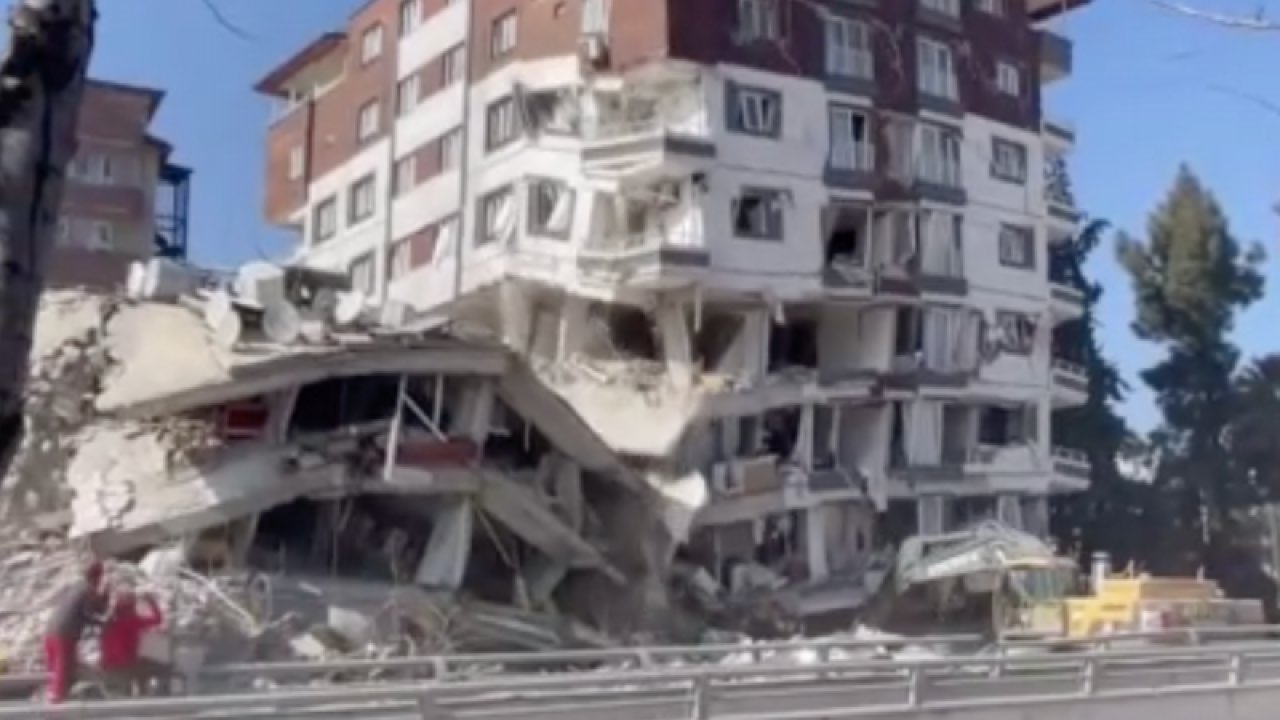 Enkaz kaldırılırken yıkılan bina altında kalmaktan son anda kurtuldu