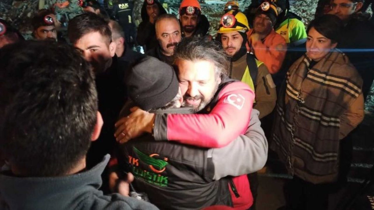 Depremin 12. gününde art arda 3 inanılmaz kurtuluş: 261 saat sonra enkazdan ekipleri alkışlayarak çıktı