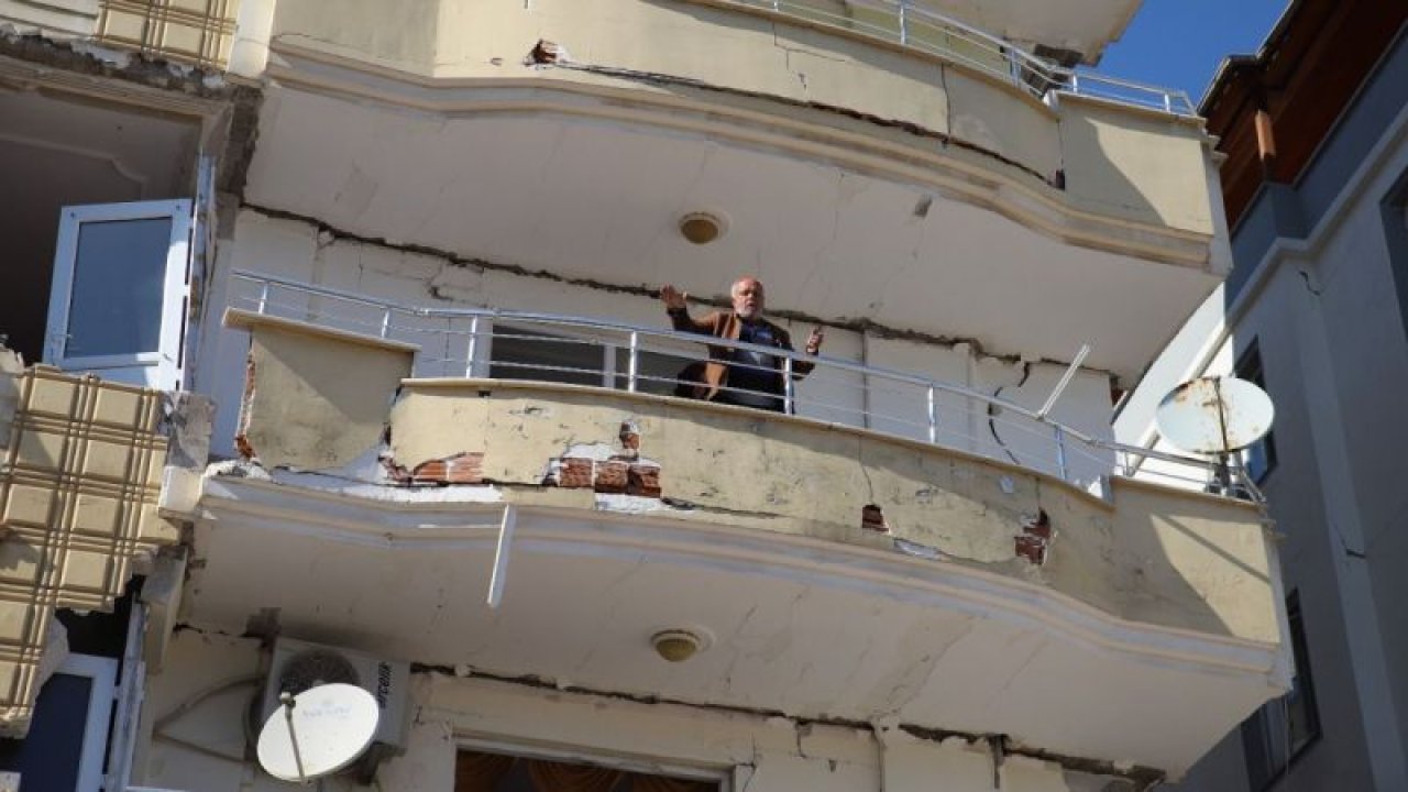 Hayatlarını hiçe saydılar! Gaziantep'te kiraladığı vinçle ağır hasarlı evine girdi, inemeyince itfaiye tarafından kurtarıldı