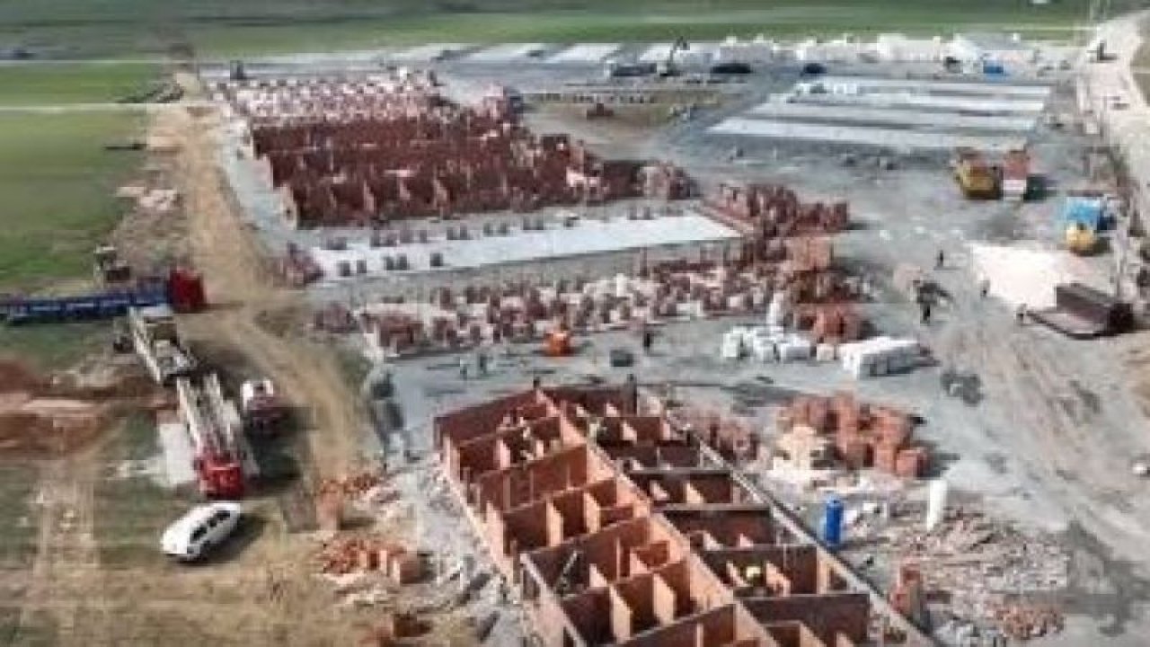 Gaziantep'in Nurdağı İlçesi'nde geçici barınma ve konteyner kent kurulum çalışmalarını hızla devam ettiriyor... VİDEO HABER