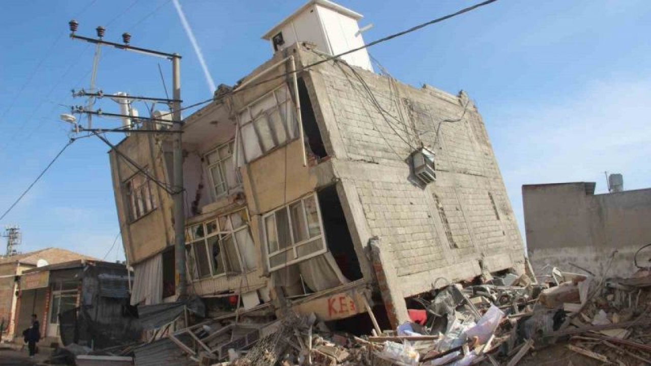 Binanın yaslandığı elektrik direği can kaybını önledi