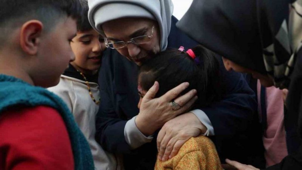 Gaziantep’in Nurdağı ve İslahiye ilçelerini Cumhurbaşkanı Erdoğan'ın Eşi Emine Erdoğan ziyaret etti: 'Zor günler geçiriyoruz. Bunları hep birlikte aşacağız.'