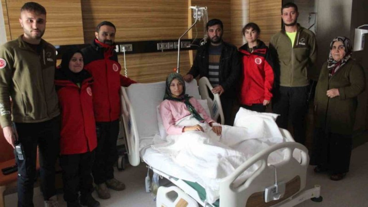 Gaziantep’in Nurdağı ilçesinde  Enkaz altından 13’üncü saatte çıkarılan Hatice ile kurtarma ekibinin duygusal buluşması