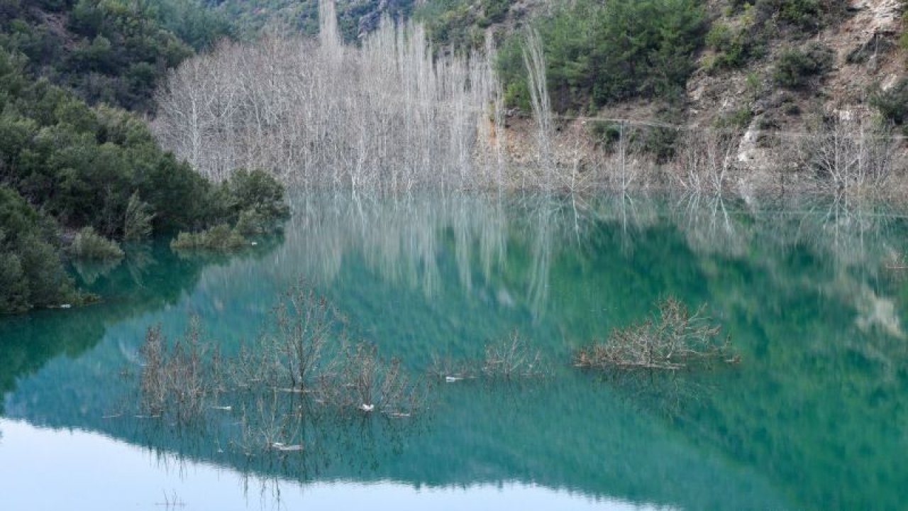 Gaziantep'in İslahiye ilçesi'nde heyelanla kapanan İdilli Deresi'nde suyun kontrollü tahliyesi sürüyor