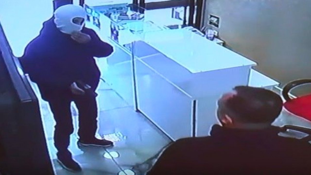 Gaziantep’te güpegündüz silahlı kuyumcu soygunu girişimi! Kuyumcu, 2 kurşun yemesine rağmen soyguncuyu etkisiz hale getirdi... İşte O Anlar