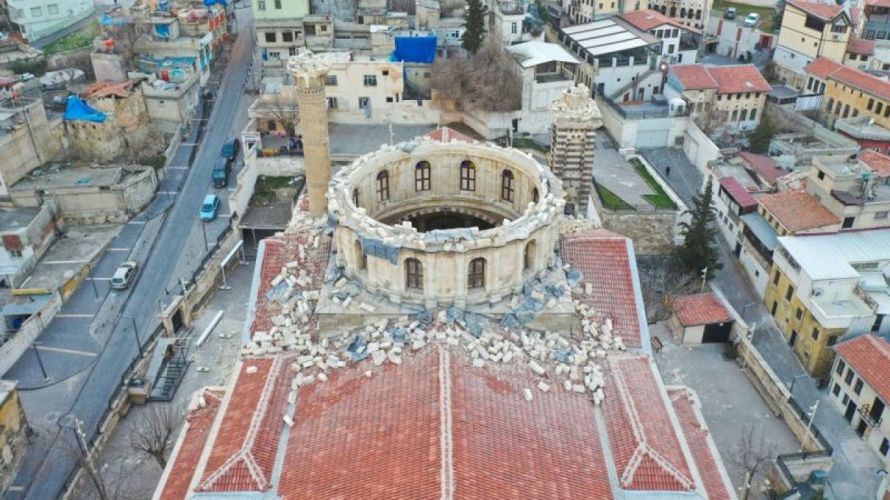 Depremler 1 ASIRDAN FAZLADIR AYAKTA DURAN Gaziantep'teki tarihi Kurtuluş Camisi'ne de zarar verdi