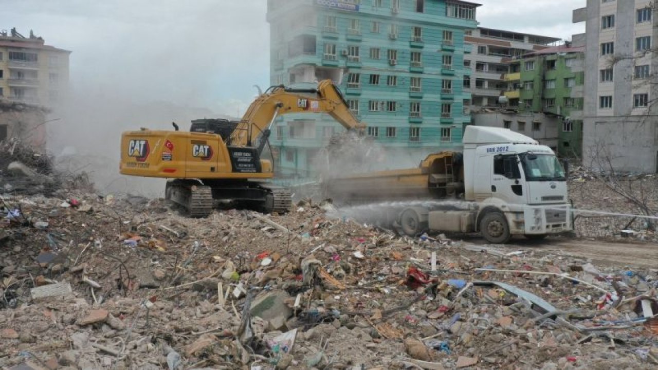 İş makinesi operatörleri ve kamyon şoförleri deprem bölgesinde mesai gözetmeden çalışıyor
