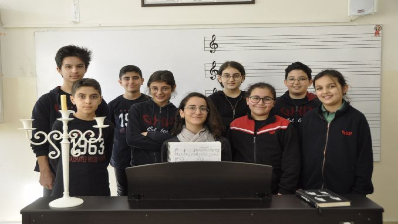 Fatma Öğretmen Yazdı ve Yönetti Öğrenciler Sahneledi