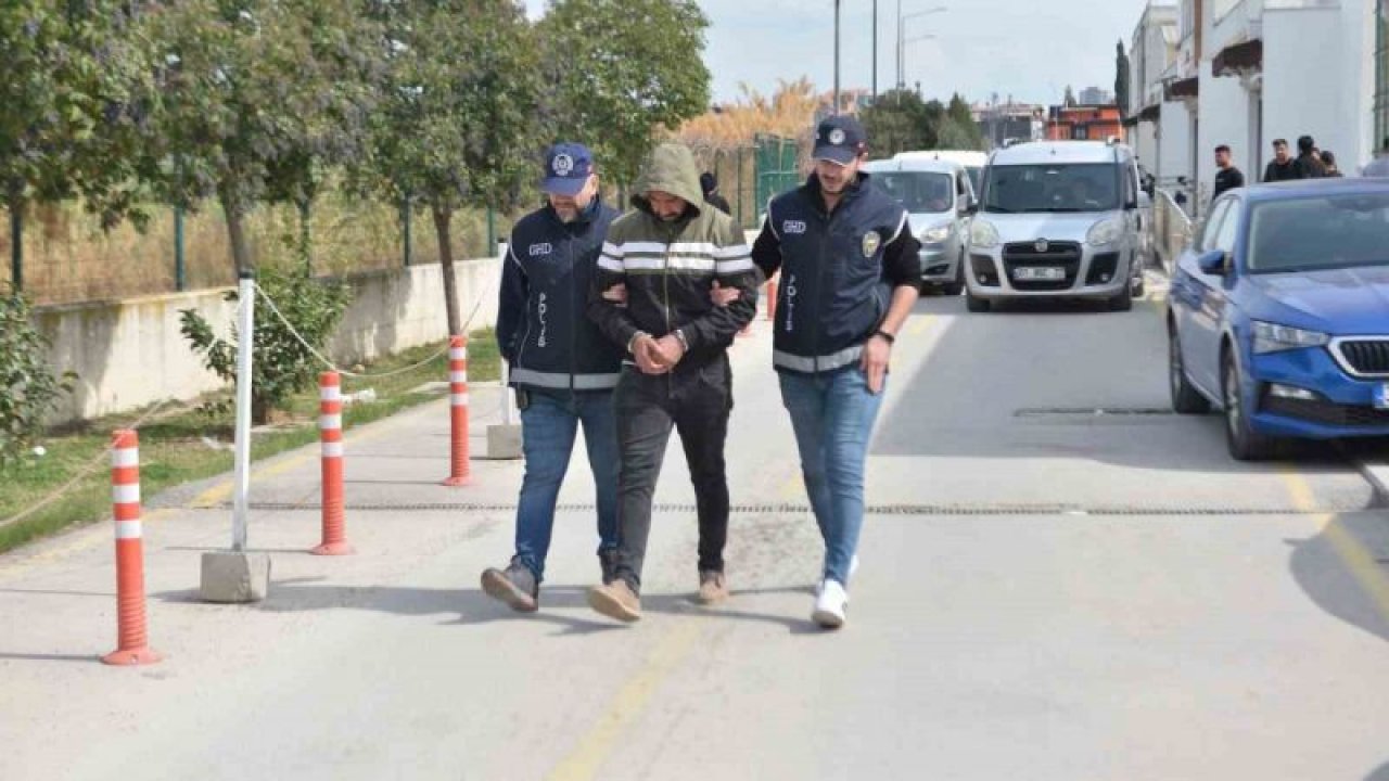 Tarsus-Adana-Gaziantep otoyolunda durdurulan kamyonette 16 kaçak göçmen yakalandı