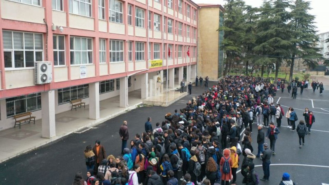 Gaziantep'te eğitim öğretim yeniden başladı... Depremlerden etkilenen Gaziantep'te, 662 bin 502 öğrenci dersbaşı yaptı.