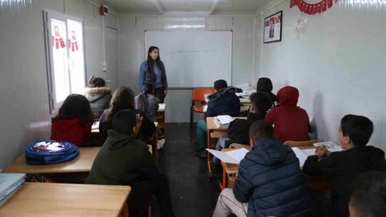 DEPREM GAZİANTEP! GAZİANTEP BÜYÜKŞEHİR BELEDİYESİ'NDEN: İlk ders gününde depremden etkilenen İslahiye ve Nurdağı ilçelerinde öğrencilere kırtasiye ve çanta desteği....