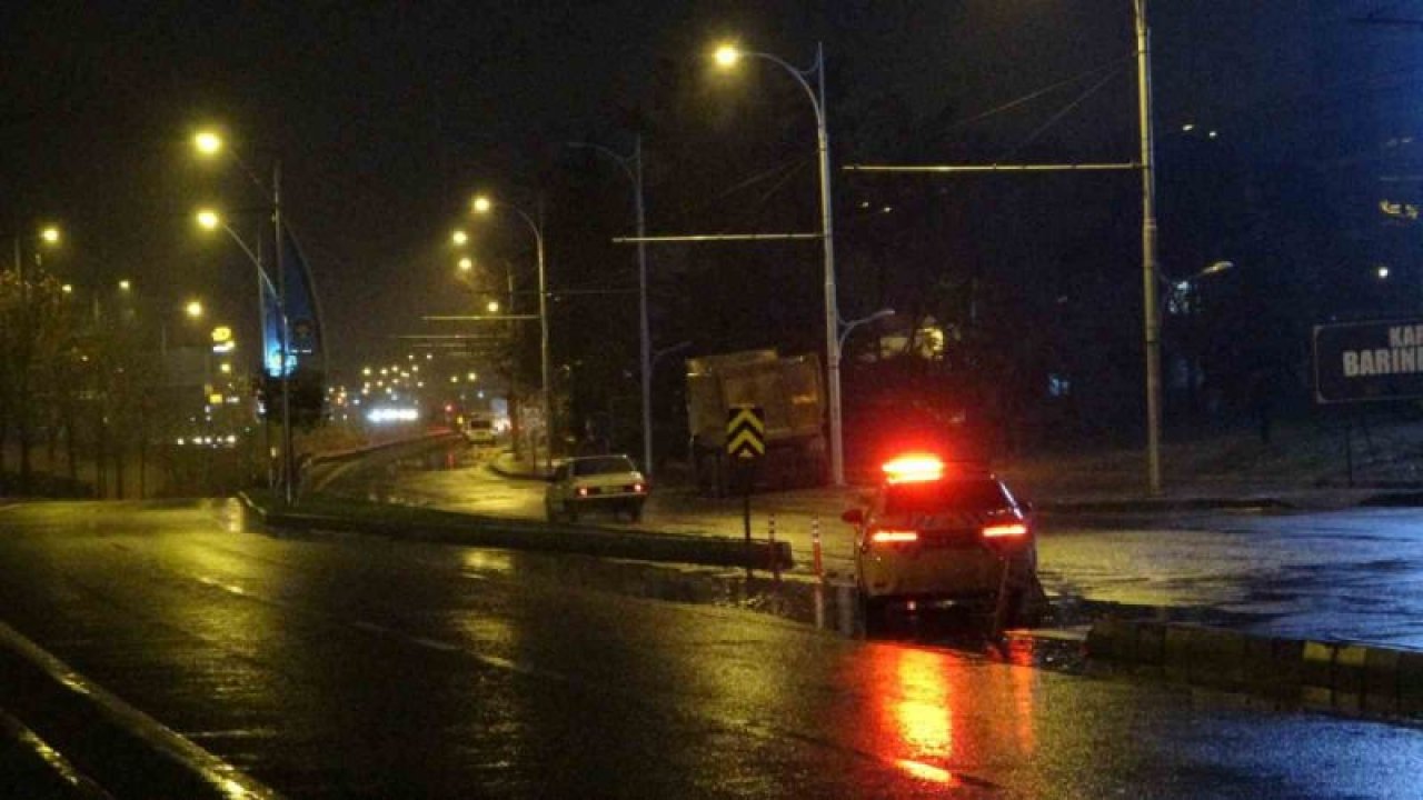Malatya’da sağanak yağış etkili oldu... YOL TRAFİĞE KAPATILDI! VİDEO HABER