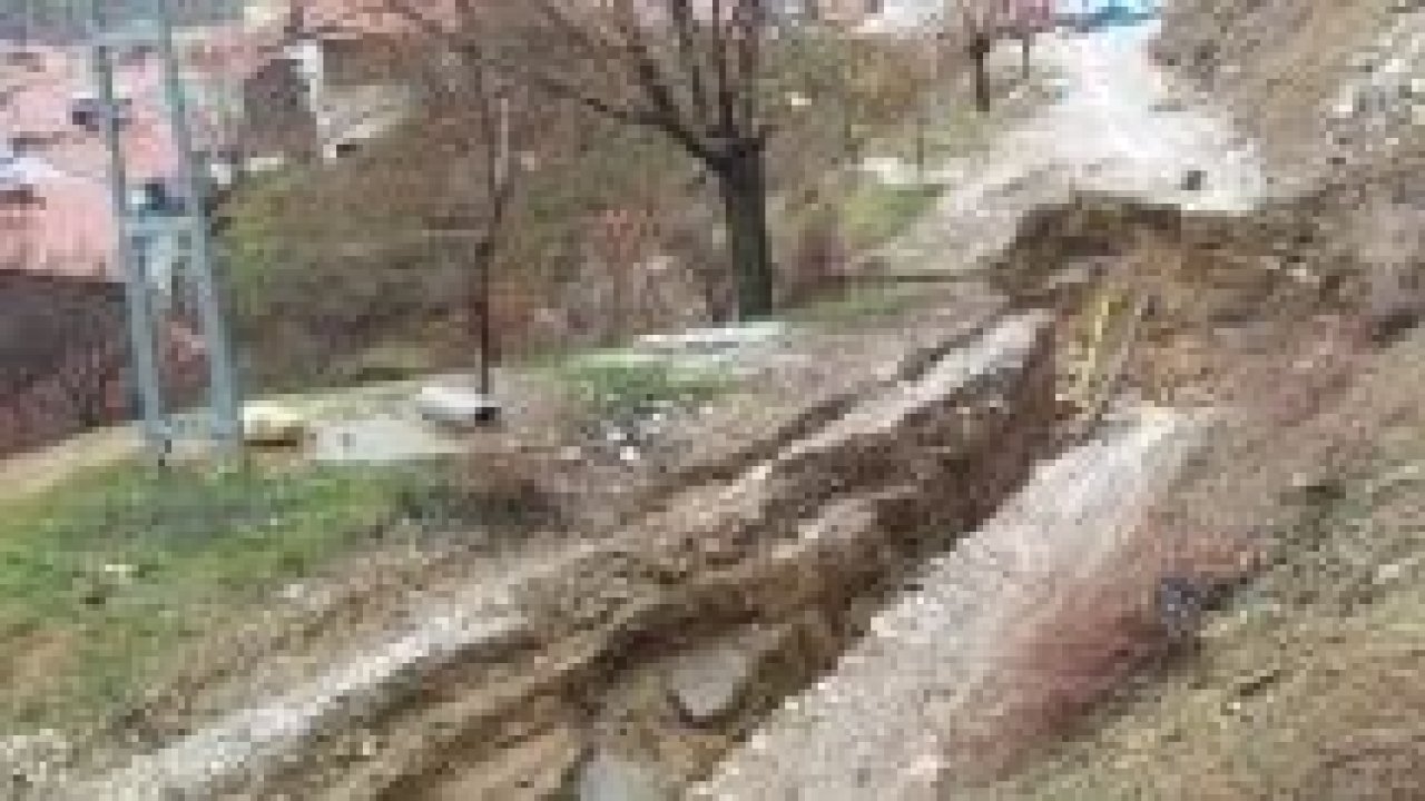 Adıyaman-Çelikhan karayolu ulaşıma kapandı...Bulam-2 köprüsü çöktü