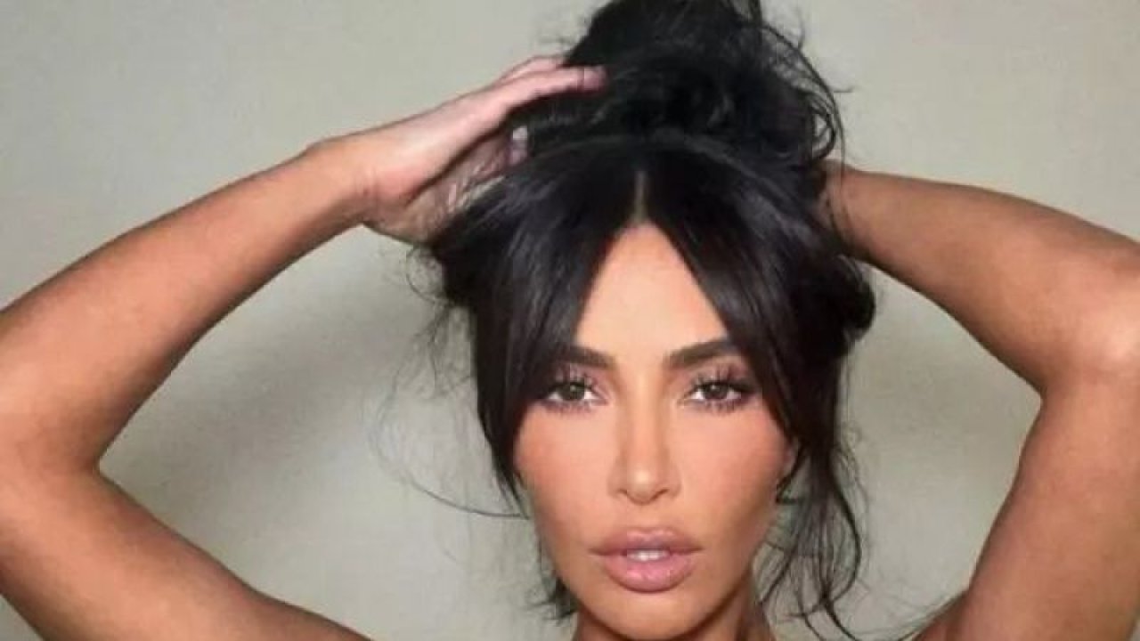 Kim Kardashian Göğüs Dekoltesi Kadraja Zor Sığdı! Yatak Pozuna Tepkiler Gecikmedi...