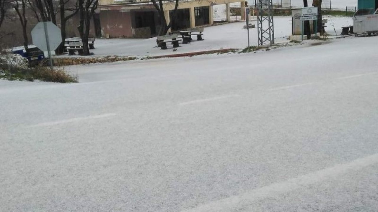 Mersin Silifke’yi dolu beyaza bürüdü, sürücüler zor anlar yaşadı. VİDEO HABER