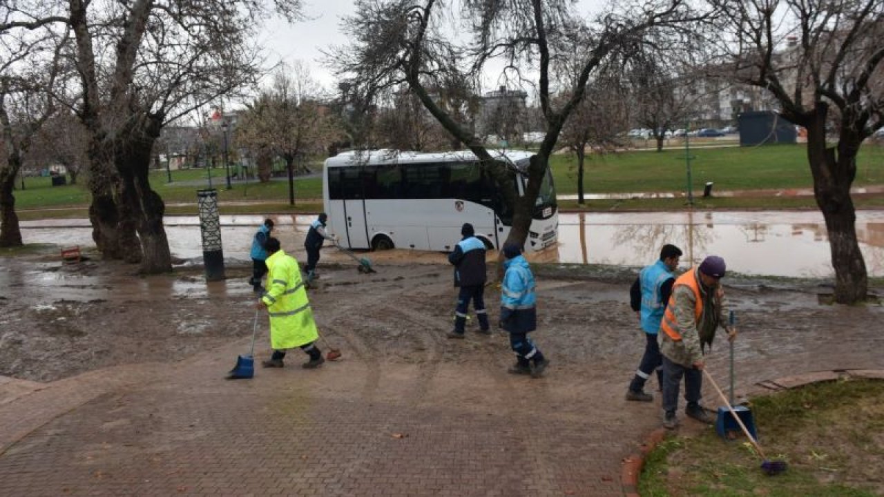 Gaziantep'te sağanak ve dolu yağışının ardından temizlik çalışması yapılıyor