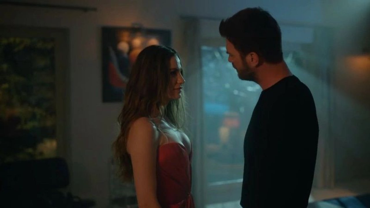 Aile dizisinin ilk krizi patladı; Serenay Sarıkaya’nın frikiği sosyal medyanın gündemine oturdu! Arşiv görüntüleri hemen etrafa saçıldı! Meğer…