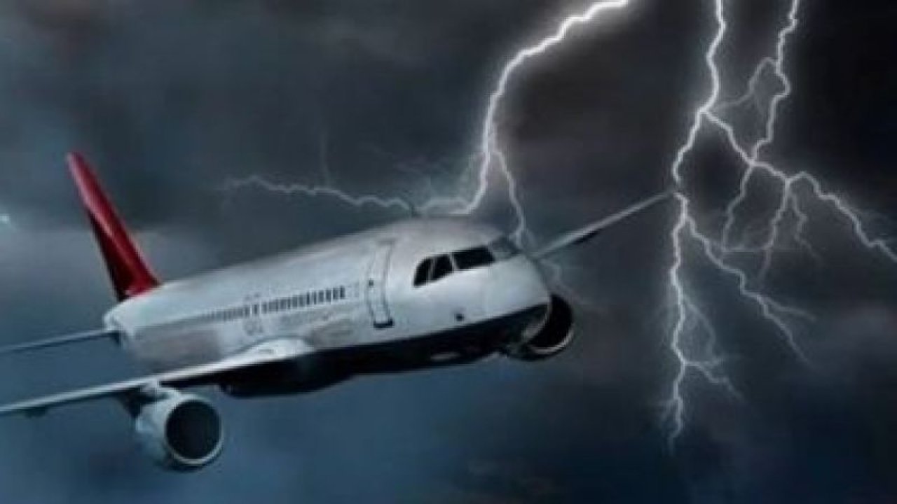 FLAŞ... FLAŞ HABER! Gaziantep'te İstanbul'dan Gaziantep'e gelen uçağa havada yıldırım çarptı .